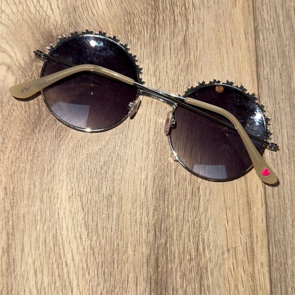 BETSEY JOHNSON White Daisy Flower Child Circular Smoke Gradient Lens Sunglasses - Picture 2 of 3